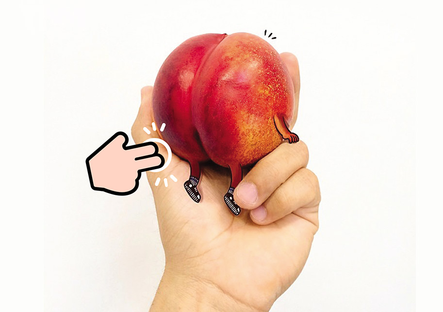 Персик в руке