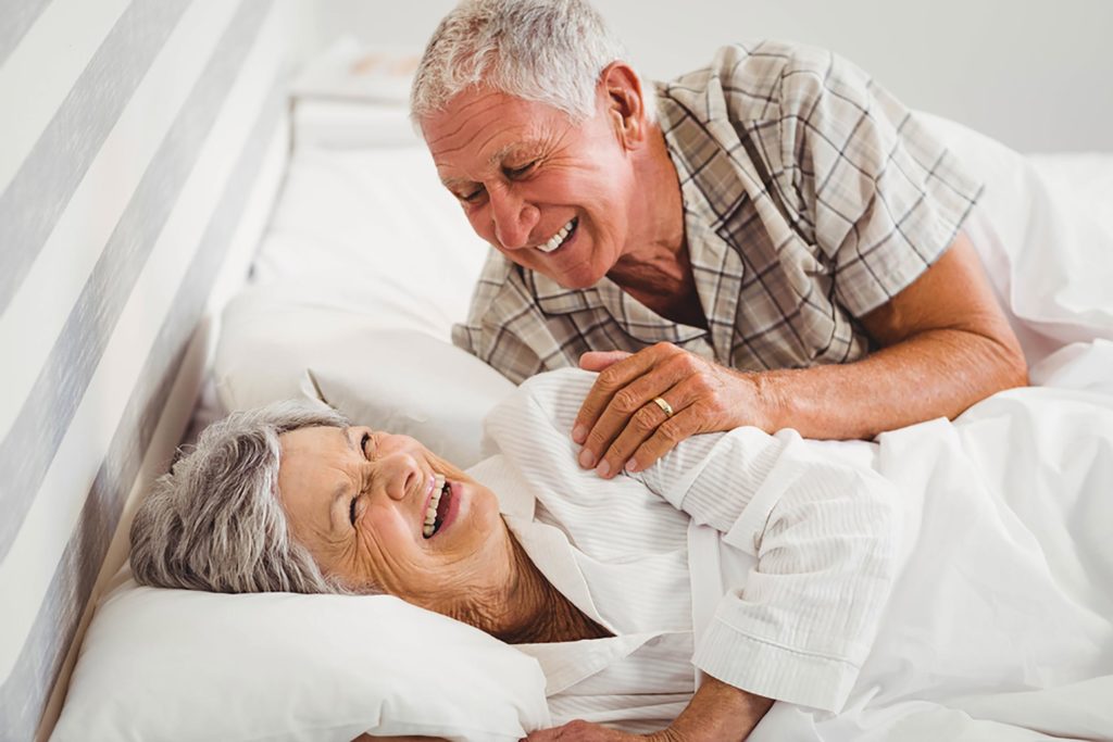Пожилая пара в постели